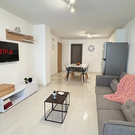 Majestic Beachfront Finikoudes Apartament *