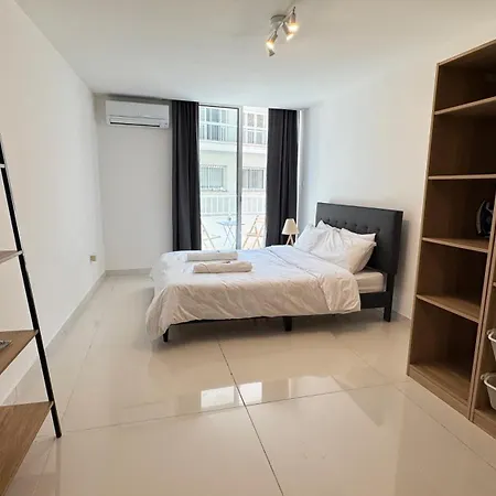 Daire Majestic Beachfront Finikoudes *