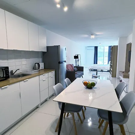 Majestic Beachfront Finikoudes Apartament