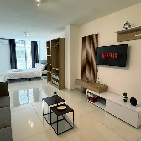 Majestic Beachfront Finikoudes Apartament Larnaca