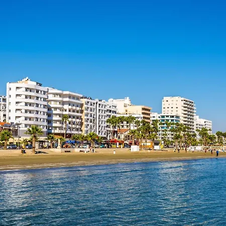 Majestic Beachfront Finikoudes Apartament Larnaca